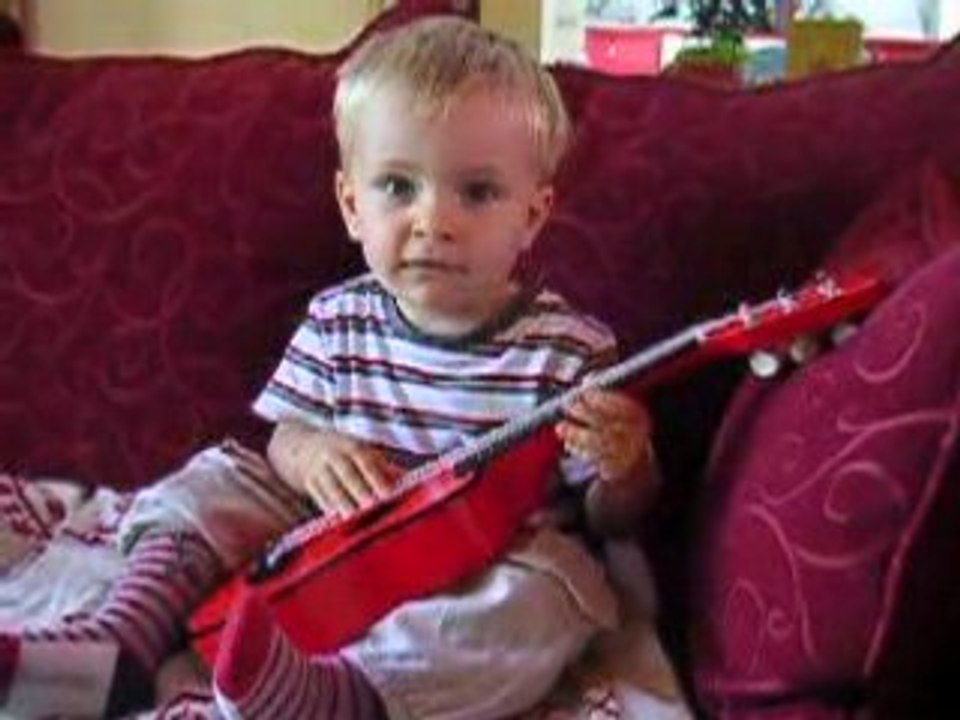 Corentin joue de la guitare en chantant
