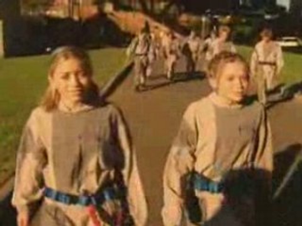 Mary-Kate et Ashley Olsen Twins on the set of movie Our lips