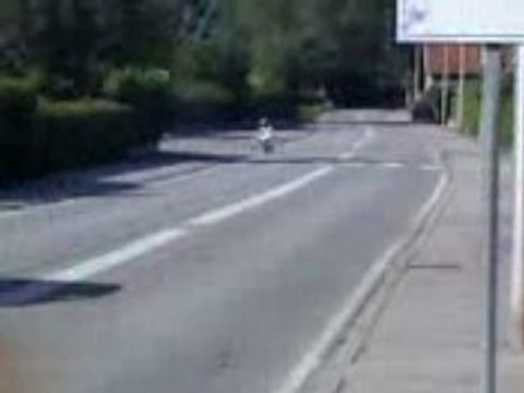 Lucas sur un vélo pour bébé de 5ans