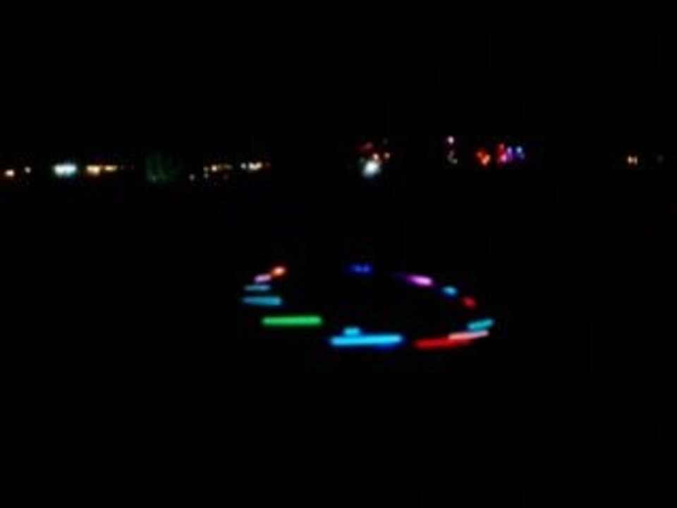 boom festival 2008, un cerceau illuminée tourne tourne