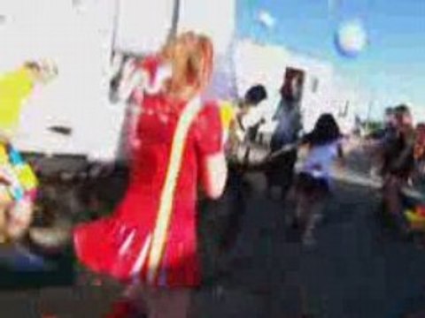 Zac Efron Gets Ambushed by crew of HSM3!