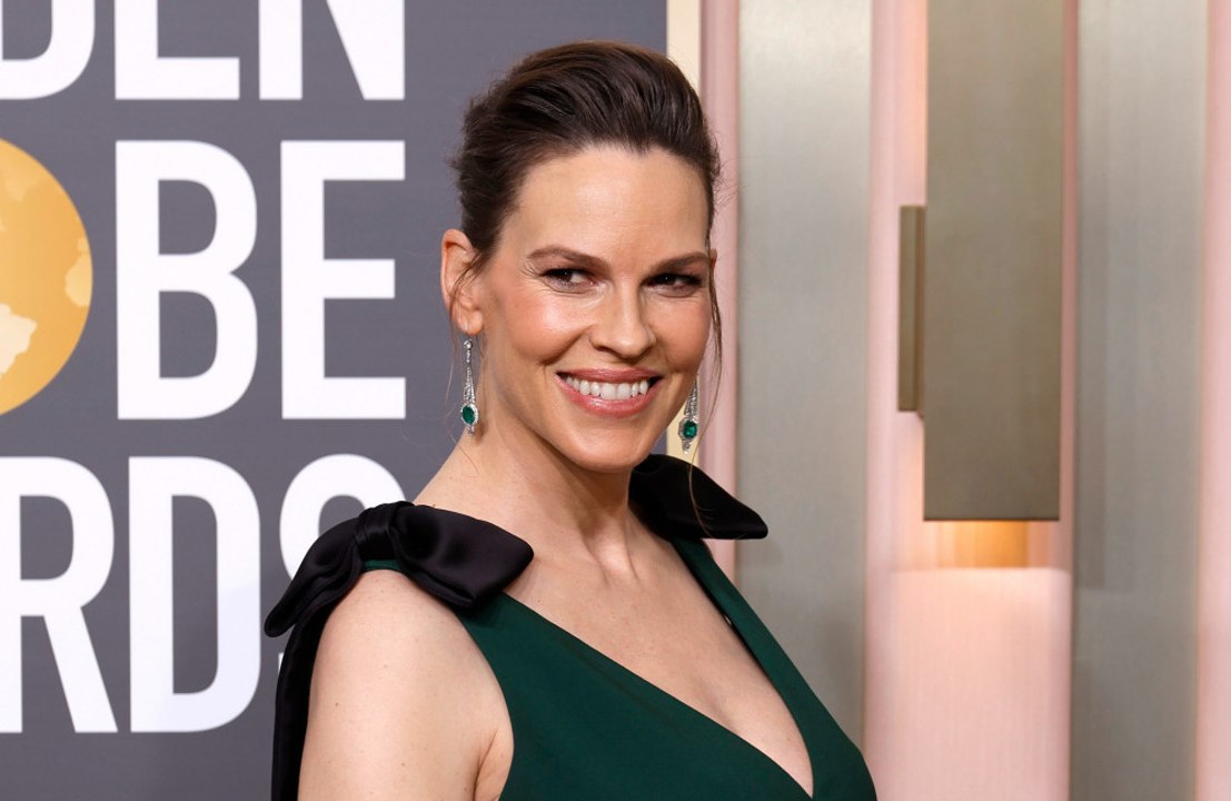 Hilary swank zu kritik nach neuigkeit über schwangerschaft mit 52