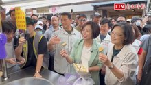 蔡英文陪何欣純掃街「吃不停」！一中商圈被人潮包圍 走10分鐘花1小時