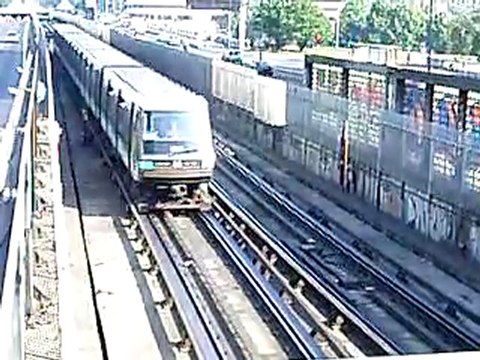 MP89 : Arrivée à la station Esplanade de la Défense sur la ligne 1 du métro parisien