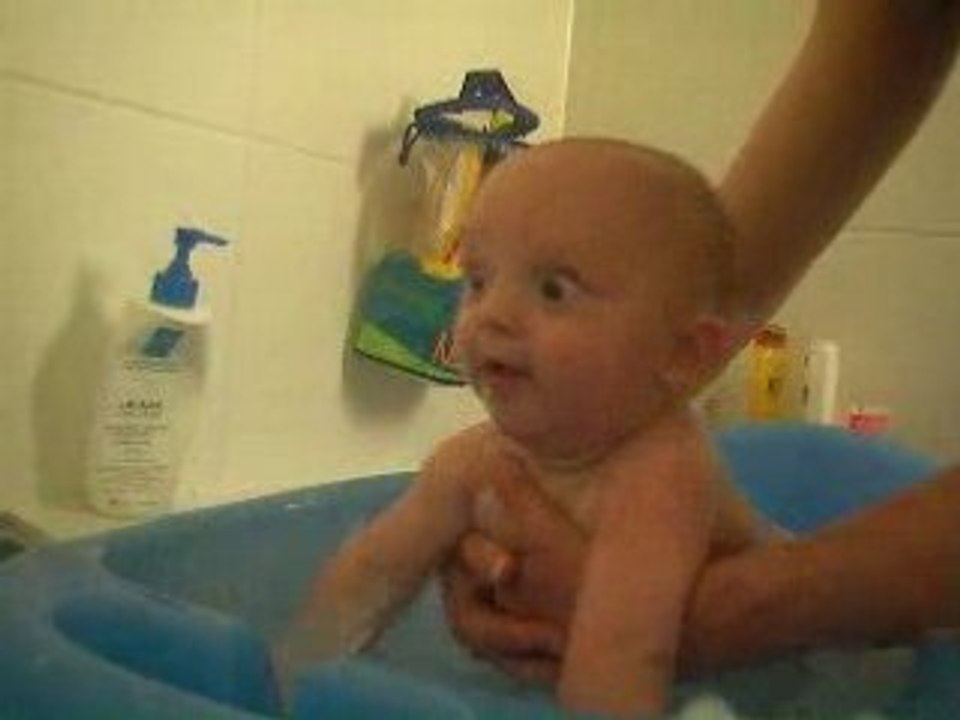 Hugo prend son bain