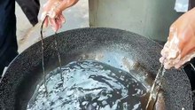 Bánh xèo nóng hổi trên đường phố Nam Dương có giá 3 tệ một chiếc, người ngoài chưa từng nhìn thấy