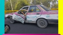 ¡Taxi de la CDMX circula sin varias piezas y con la puerta colgando!