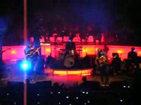 Ouverture du concert des last shadow puppets a l'Olympia .