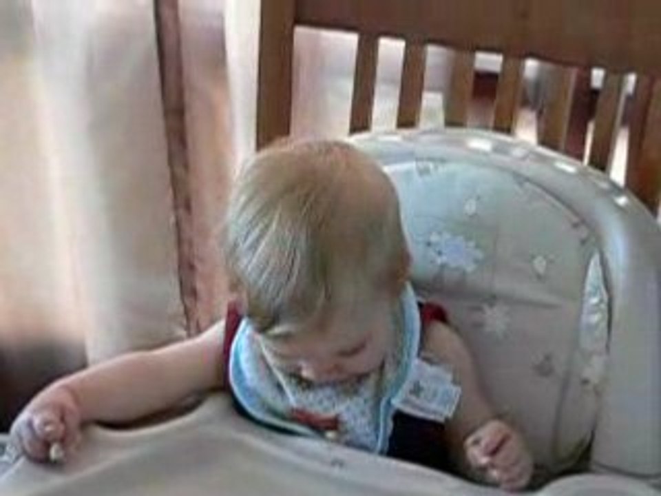 Billy mange un bagel! (9mois)