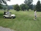 Drole de façon de monter dans une voiture de golf