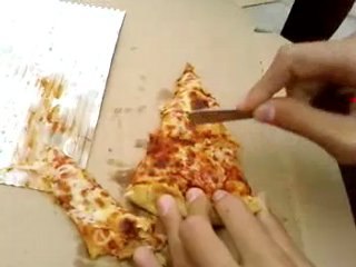 Couper une pizza avec une cuillère, c'est possible !