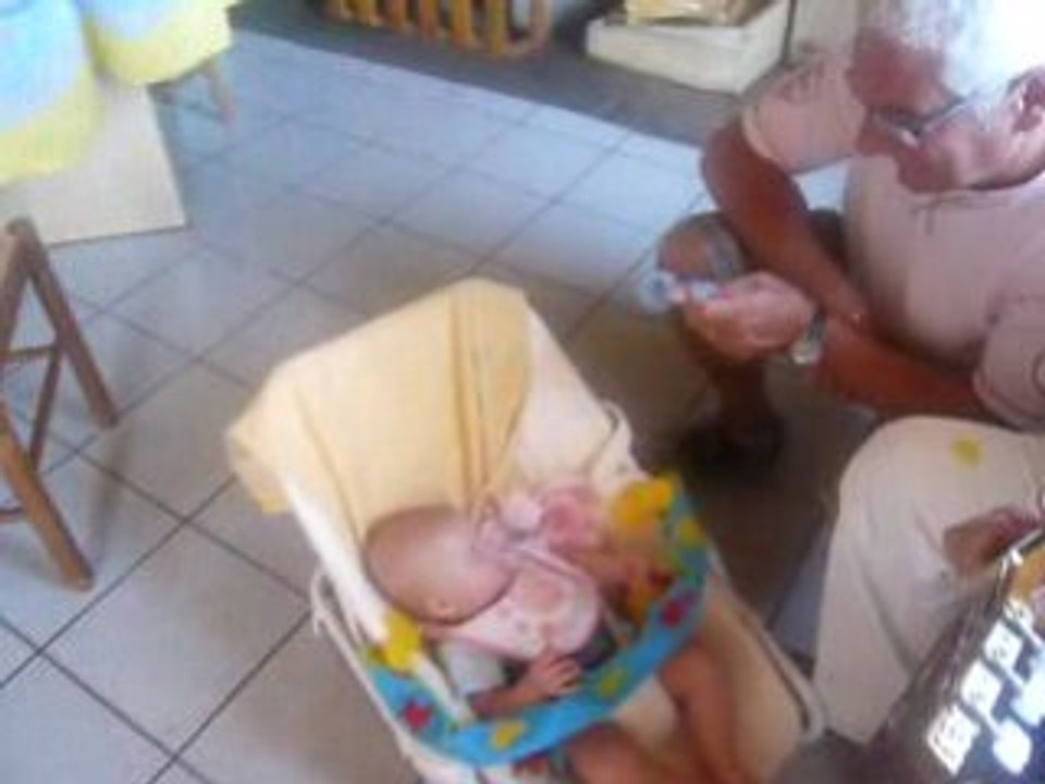 ma poupée et son papa qui lui chante une tite chanson