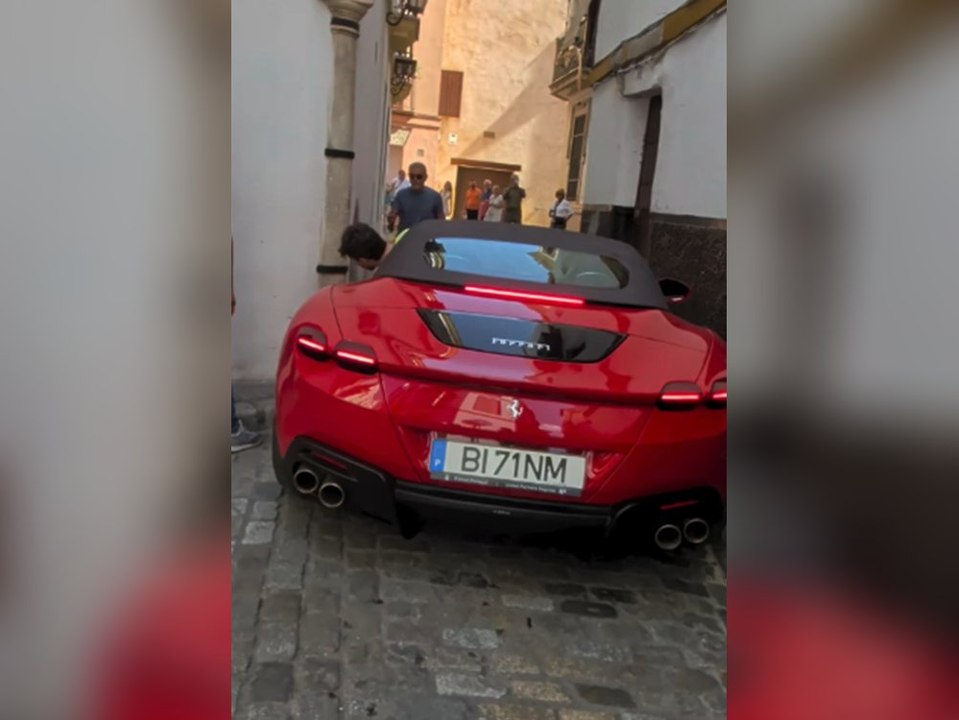 Nichts geht mehr! ferrari steckt in altstadtgasse fest