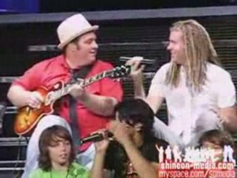 Jonas Brothers - Love Bug (live) avec FRANKIE+JAMES