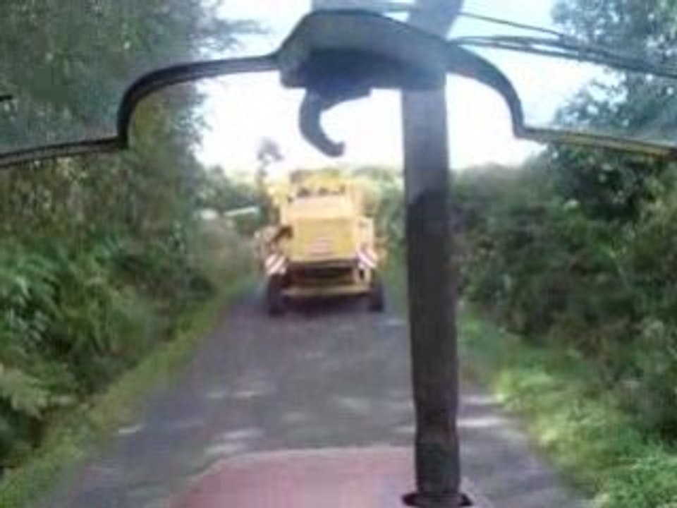 moissoneuse sur la route