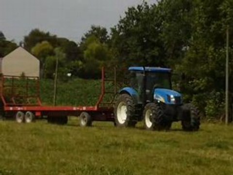 Tracteur bleu et remorque rouge