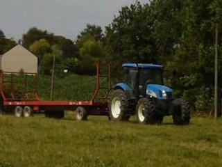 Tracteur bleu et remorque rouge