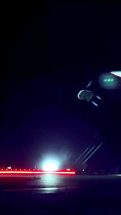 Elon musk zeigt ein auto wie aus dem weltall