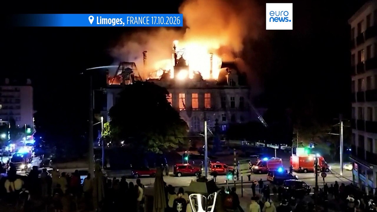 Historisches Rathaus von Limoges steht bei Protesten in Frankreich in Flammen