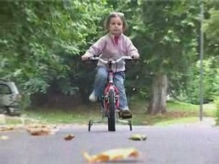 Cassandra fait du vélo -  aout 2008