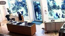 video from inside the Komal jewelry store, rue République in Presqu’île, completely looted during the chaos. “How can we continue to do business if the security of our shops is not ensured?”, denounces the management