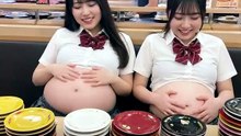 2人のかわいい日本人女子大生が回転寿司でお寿司を大食いしてお腹がパンパンになっている状態でお腹をさすっている