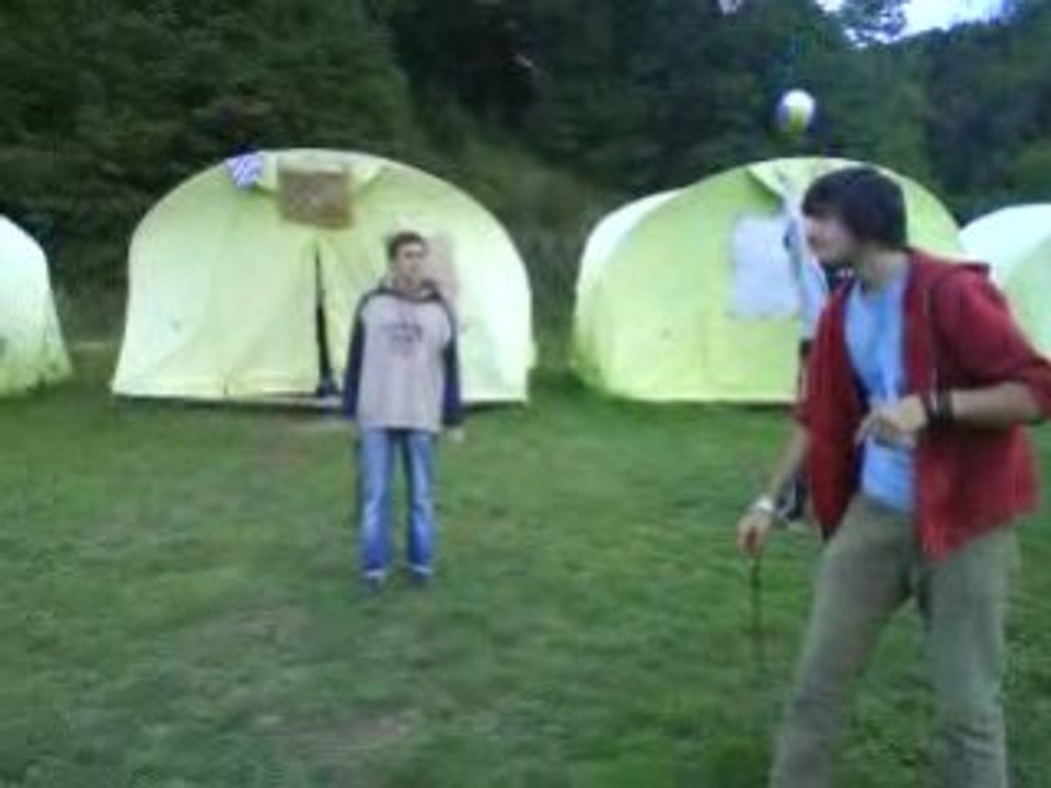 Le lancer de piquets au Stage BAFA Base à Aurillac.