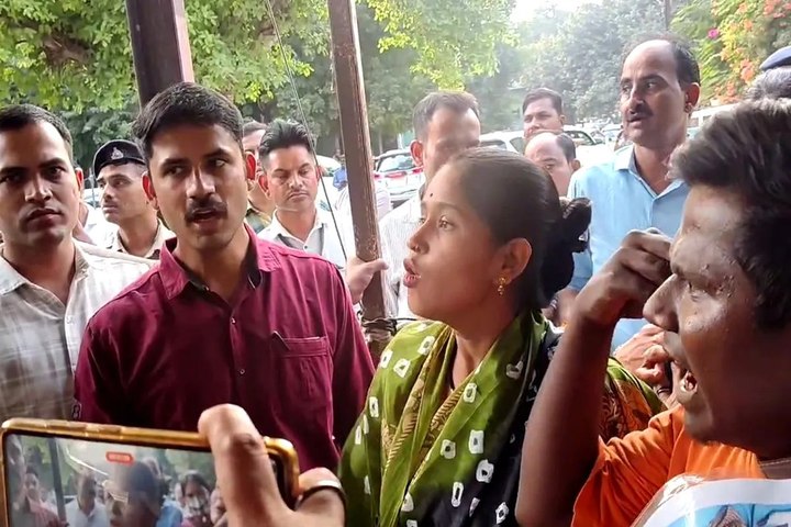 सीएम के आने से पहले मरीजों के परिजन को बाहर निकाला