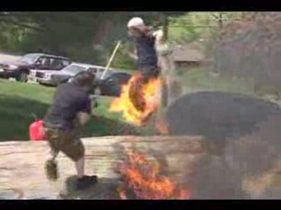 un skateur avec le pantalon en feu