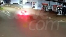 Vídeo mostra carro destruindo parede de empresa após perder controle da direção