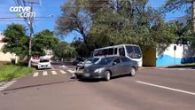 Carros batem em cruzamento no Centro de Cascavel