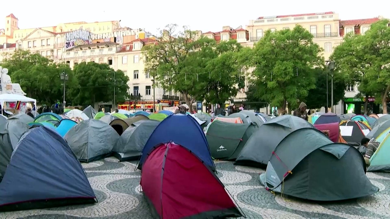 Lissabon: demonstrierende zelten auf rossio-platz und prangern wohnungsnot in portugal an