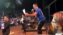 O Κωνσταντίνος Αργυρός στη συναυλία του στο Παρίσι