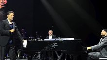 O Κωνσταντίνος Αργυρός στη συναυλία του στο Παρίσι