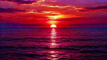 真っ赤な夕日が水平線に沈みつつある