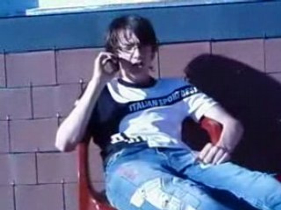 Clément W. Qui chante.