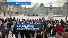 Manifestações em França: estudantes bloqueiam entrada do Museu do Louvre