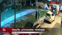 İstanbul Sultangazi’de park ettikleri aracın yanındaki yaya geçidi levhasını söktüler