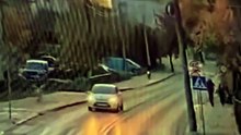 Szokujące nagranie. Kierowca wjechał na chodnik, o centymetry minął dziecko i spadł z wiaduktu