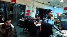 Kaget! Restoran Ini Punya Pelayan Mirip Robot Asli