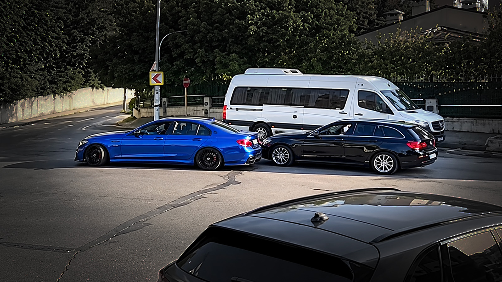 Drift atarken savruldu; arkadaki araca çarptı!