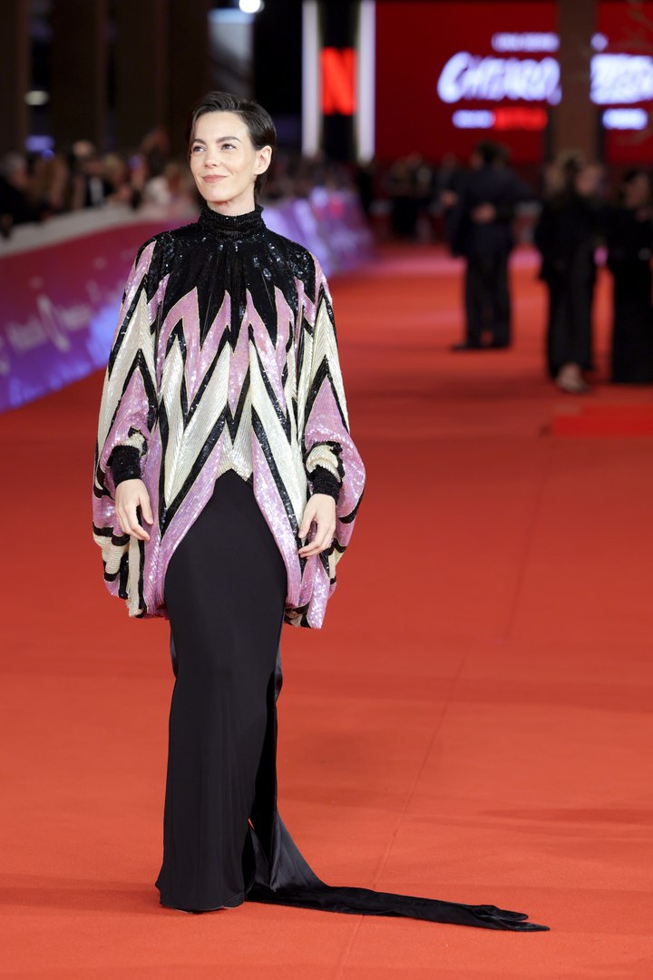 La actriz Victoria Luengo ha llegado al Festival de Cine de Roma para estrenar su nueva pel�cula &lsquo;Sants&rsquo; de Mikel Gurrea. Con un atrevido look de Valentino, la protagonista de la portada del n�mero de agosto de TELVA ha posado en la alfombra roja del festival.La actriz ha presentado en 2026 grandes proyectos como las pel�culas &lsquo;El ser querido&rsquo;, &lsquo;Amarga navidad&rsquo; o la serie &lsquo;Reina roja&rsquo; y contin�a su a�o de �xito en este festival.
