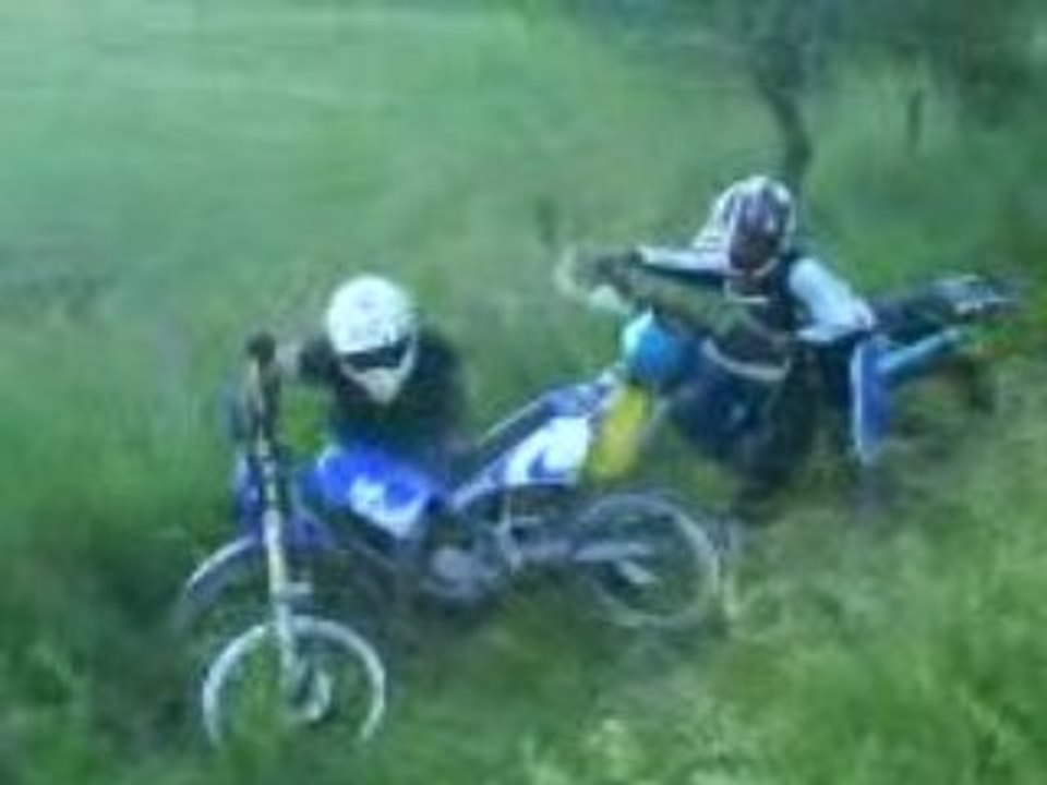 Tom et gaet ki releve les moto