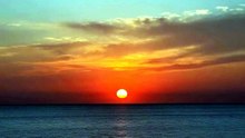 真っ赤な夕日が水平線に沈みつつある