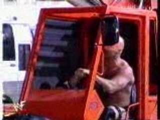 Stone Cold Steve Austin renverse la voiture avec triple h