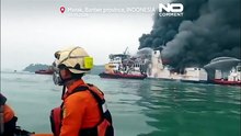 Кадры показывают паром, охваченный огнём у берегов Индонезии