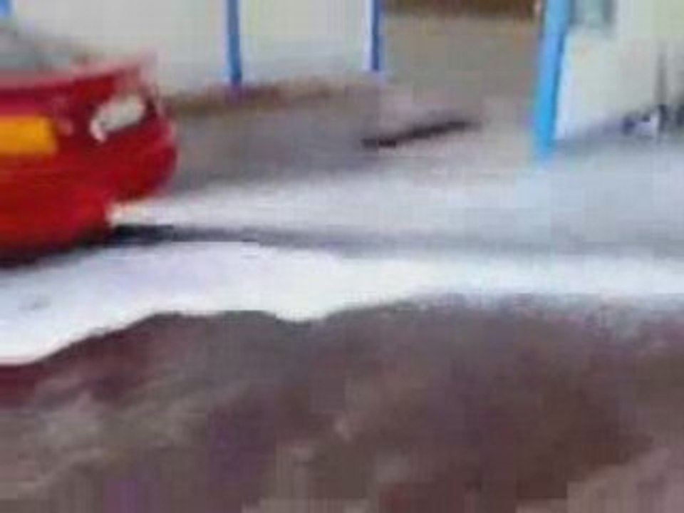 L'abruti de base: il remplit son pot de mousse....