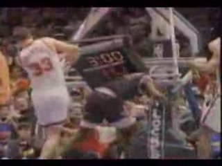 Vidéo Shaquille O'Neal casse le panier des Nets
