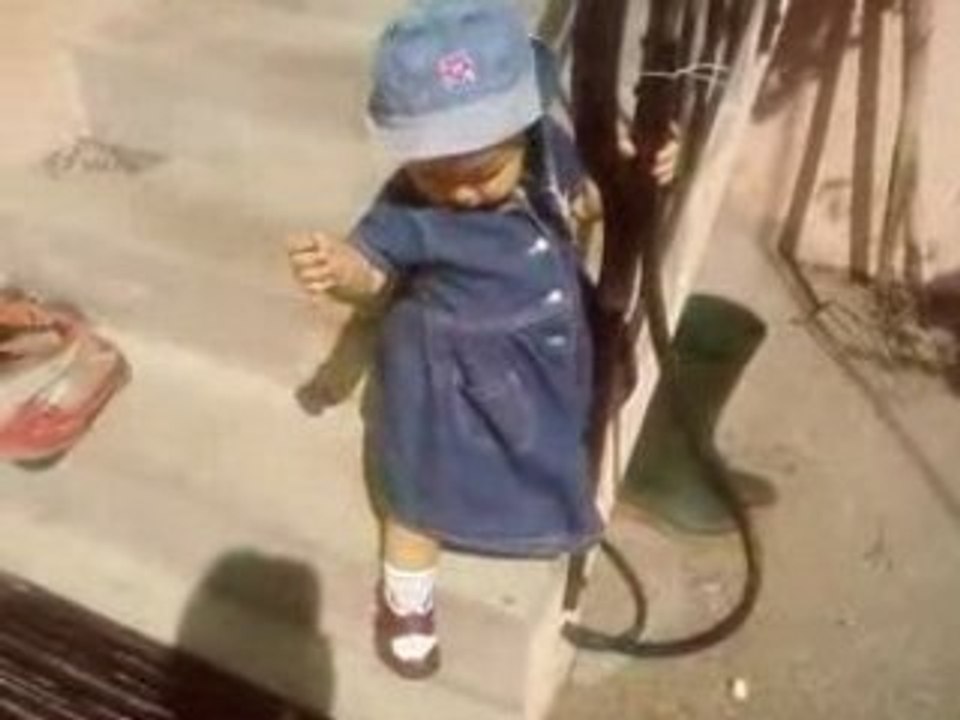 léna dans les escaliers
