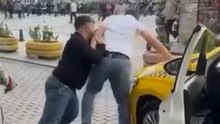 Fatih'te taksicilerin yumruklu 'yolcu alma' kavgası kamerada